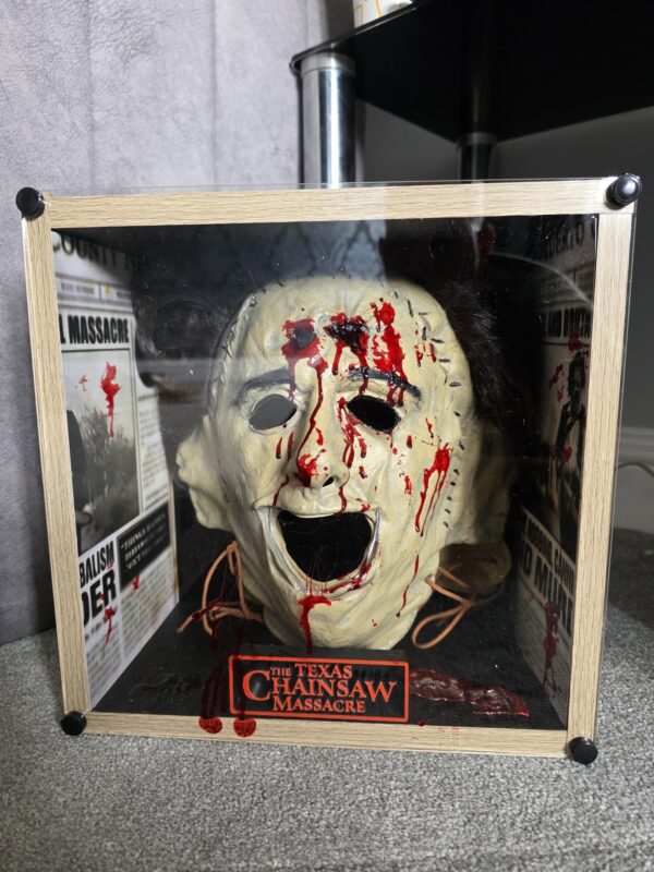 TEXAS CHAINSAW MASSACRE - SIGNED BY MARK BURNHAM